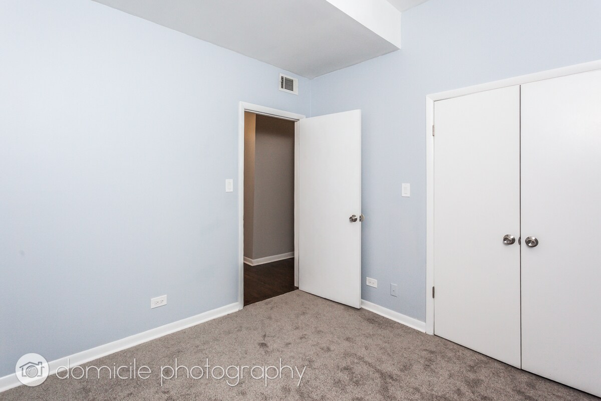 Building Photo - 1056 W Cornelia Ave