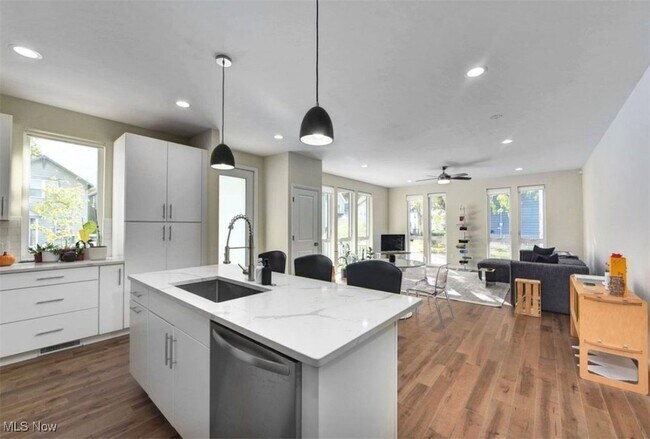 Building Photo - 1926 W 52nd St