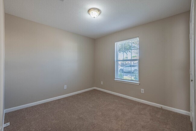 Building Photo - 10203 Azalea Village Dr