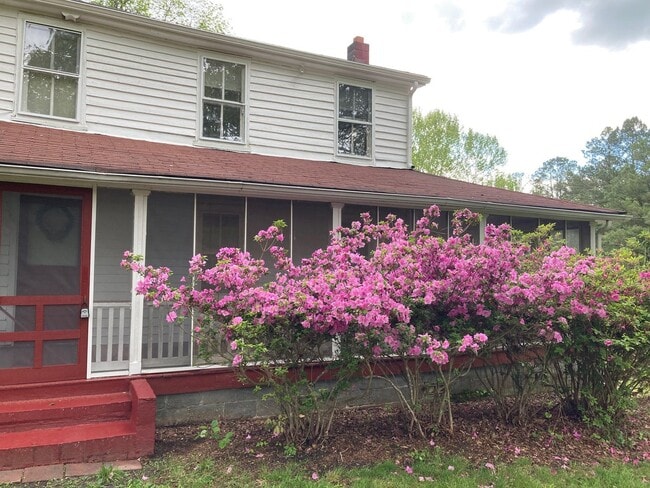 Building Photo - Fully Renovated Farmhouse in Moseley