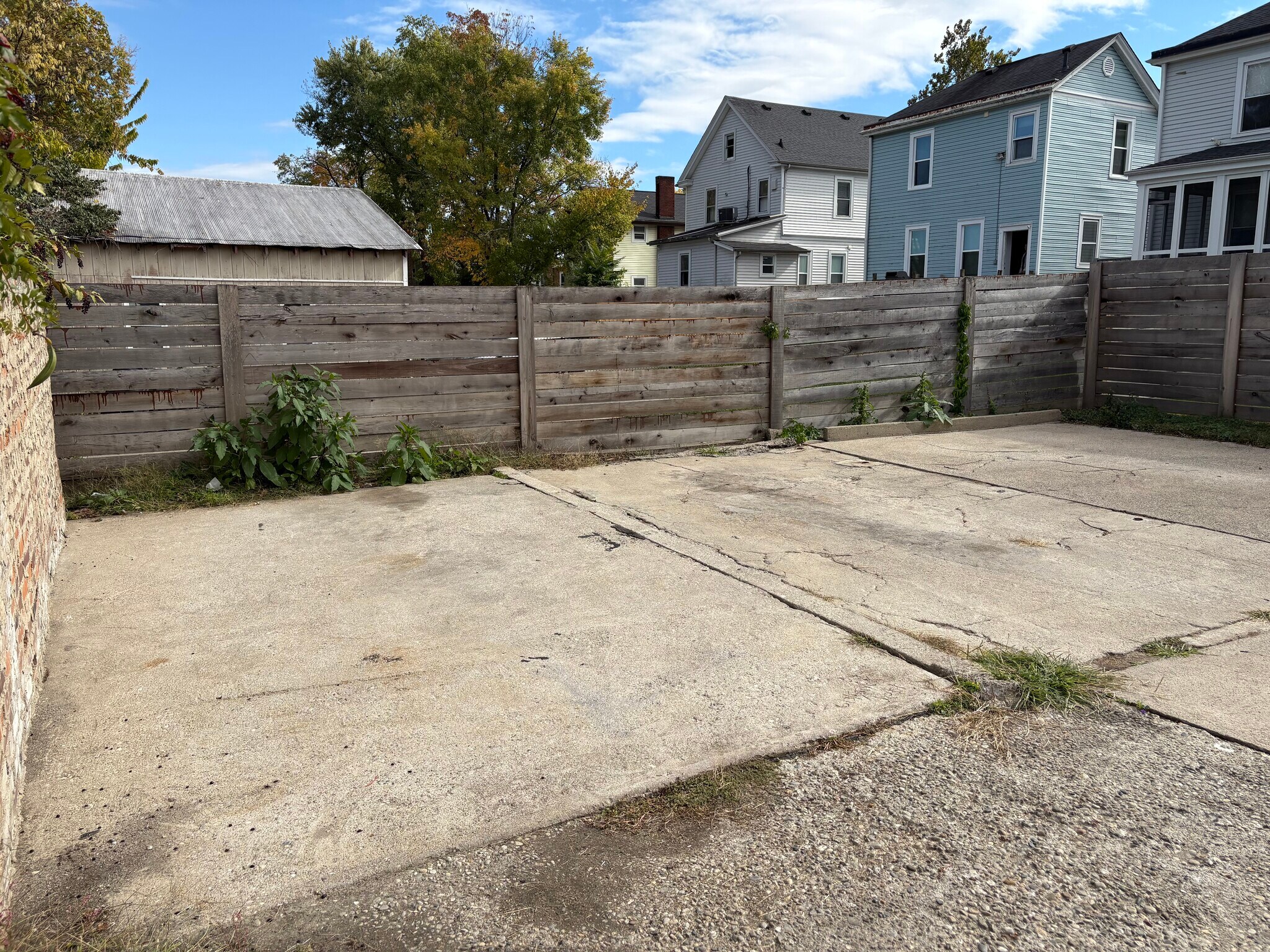 Private parking - 3710 Hyde Park Ave