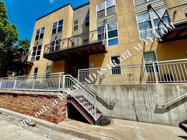 Building Photo - Beautiful 2 Bed 2.5 Bath Townhome Near The...