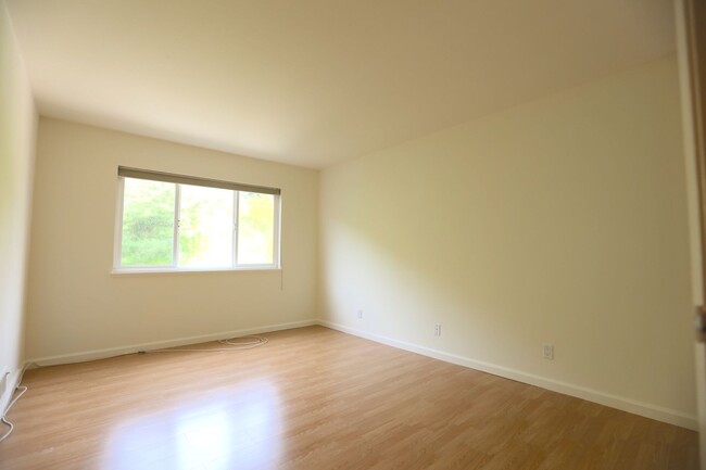 Building Photo - Twin Peaks: 1 Bed Apartment w/ Green View,...