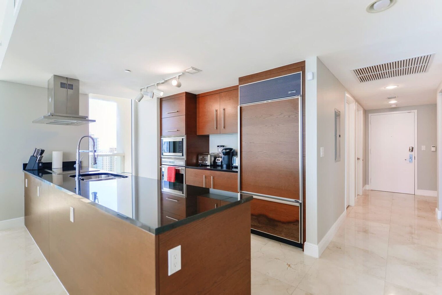 Building Photo - 485 Brickell Ave