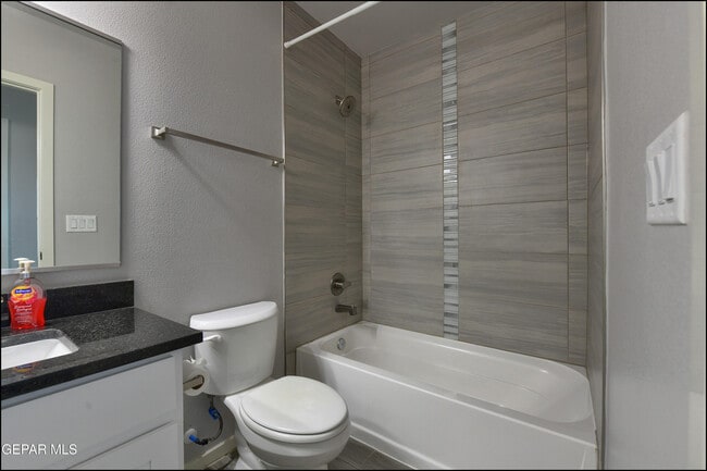 Building Photo - 552 Logwood Ave
