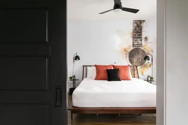 Building Photo - 738 Douglas Ave