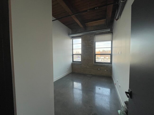 Building Photo - 2061 N Southport Ave