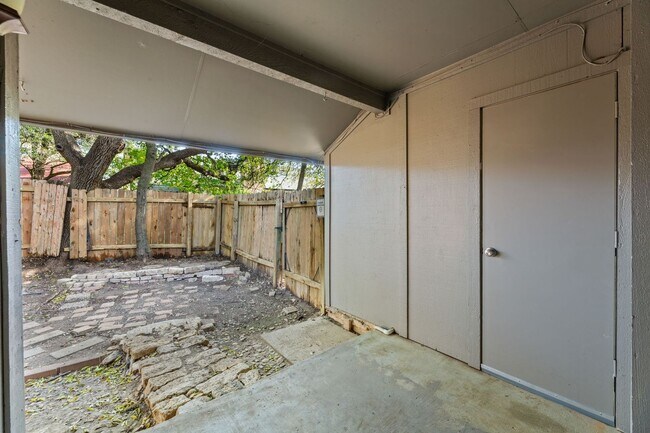 Building Photo - CV-AUS6901 Woodhue