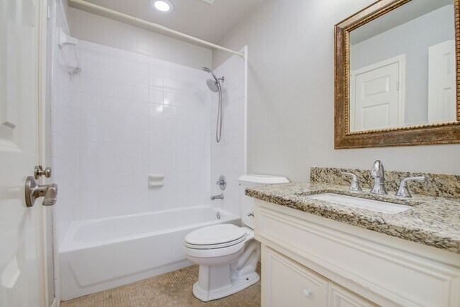Building Photo - Stunning Three-Bedroom Townhouse Located i...