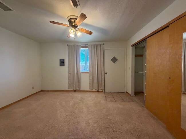 Building Photo - 301 E Wildy St