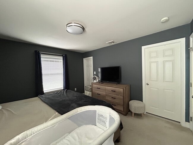 Building Photo - 14 Linden St