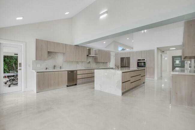 Building Photo - 7351 Valencia Dr