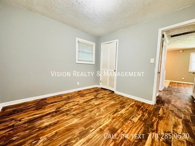 Building Photo - 2BD 1BA Duplex Unit East Point