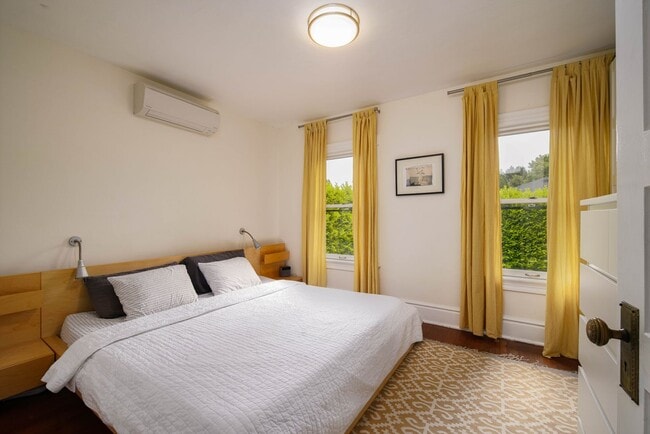 Building Photo - R0441