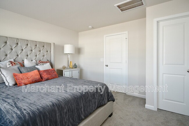 Building Photo - 27 English Ct