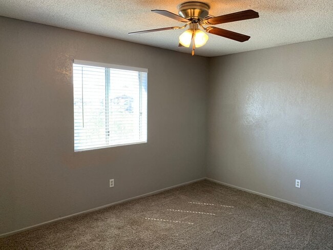 Building Photo - 4 BEDROOM POOL HOME!