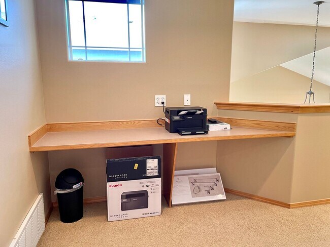 Building Photo - Spacious 4 bedrooms + Den, A/C! Pet(s)!