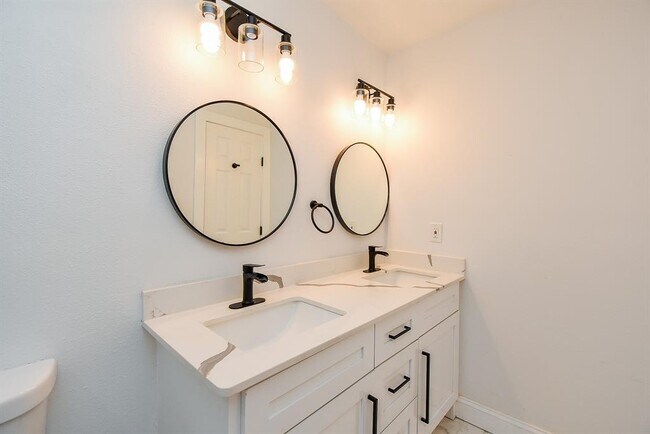 Building Photo - 5019 Stillbrooke Dr