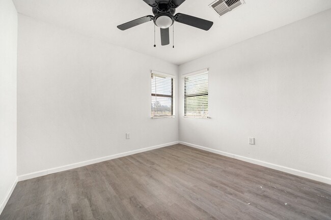 Building Photo - 404 Glenmore Dr