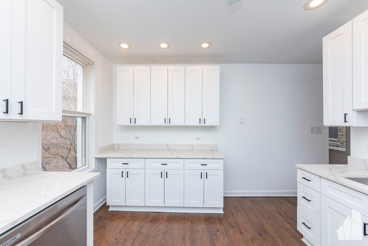 Building Photo - 1426 N Greenview Ave