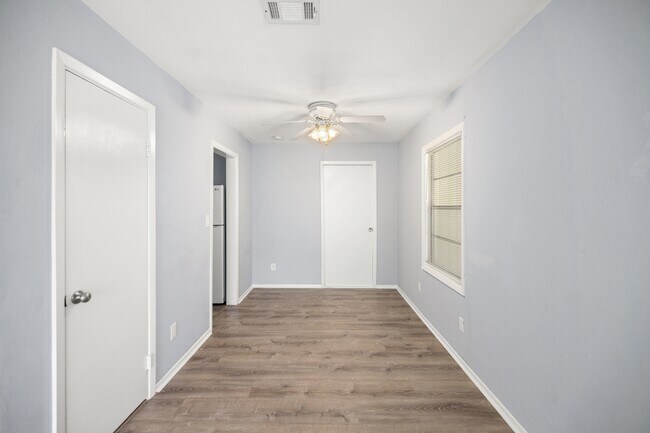 Building Photo - 354 Chicago Ave