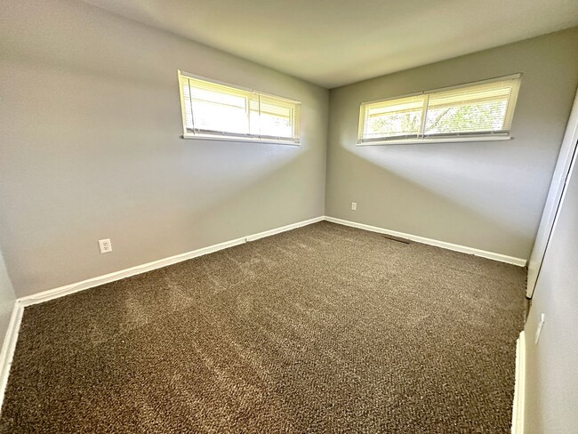 Building Photo - 400 Henrich Dr