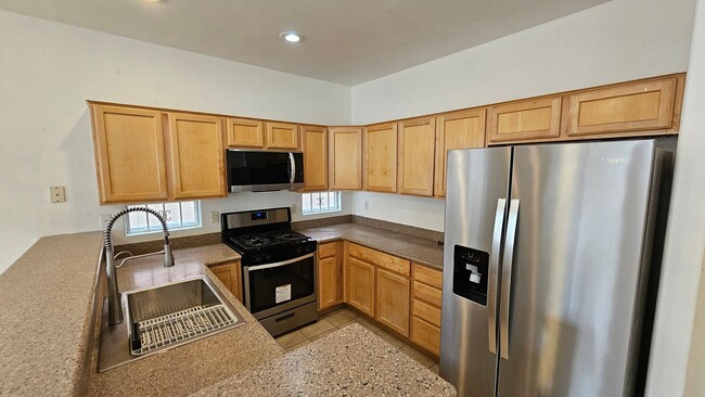 Building Photo - GORGEOUS HOME NEAR BLUE DIAMOND & DECATUR!!!!