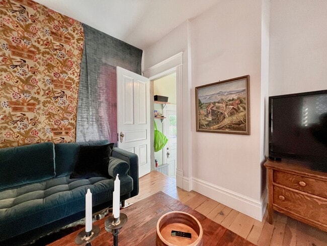Building Photo - Victorian Gem in the Heart of Downtown – F...