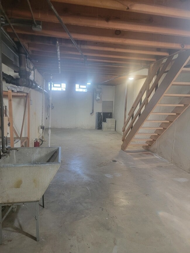 Building Photo - 309 W 24th Pl