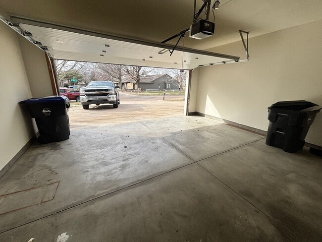 Building Photo - Beautiful 3 bed 3 bath duplex located in quiet neighborhood!