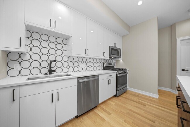 Building Photo - 2404 W Moffat St