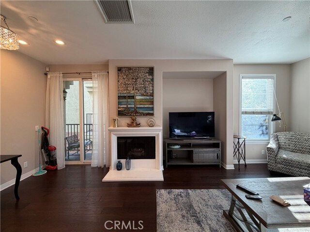 Building Photo - 615 W 1st St