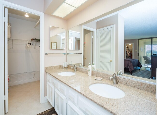 Building Photo - 5188 Woodland Lakes Dr