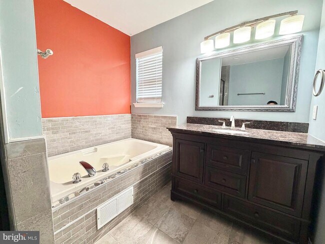 Building Photo - 37 Richards Rd