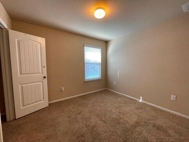 Building Photo - 3400 Ortman Dr