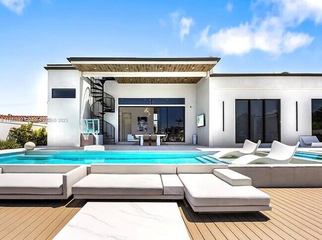 Building Photo - 2225 NE 19th St