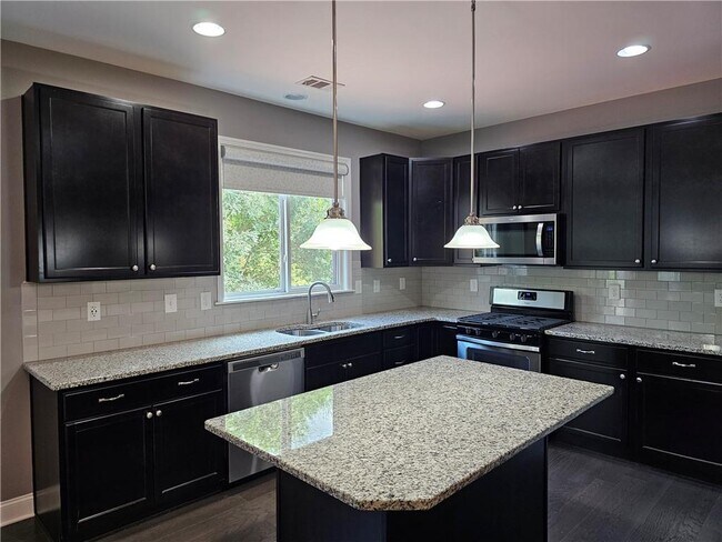 Building Photo - 3750 Thackary Dr