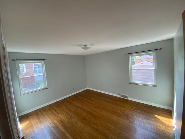 Building Photo - 2280 Lakeview Ave