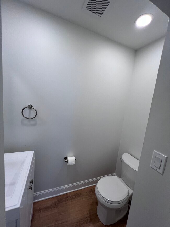 Building Photo - 421 Grove St