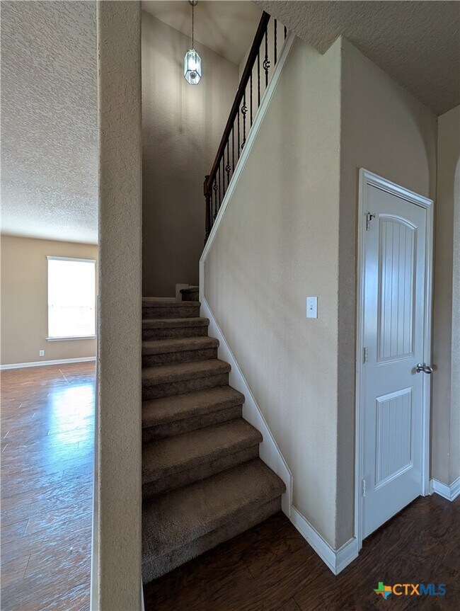 Building Photo - 212 Oak Creek Way