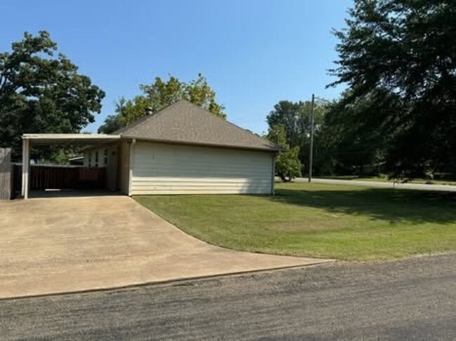 Building Photo - Beautiful home in Pine Tree ISD