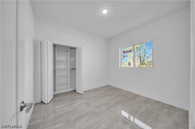 Building Photo - 1142 Dutchess St E