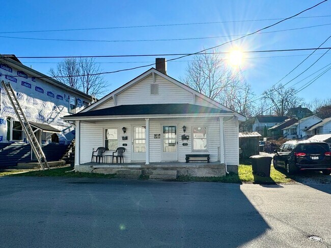 Building Photo - 1 Bedroom Duplex!