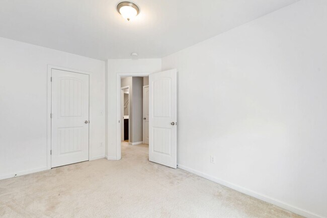 Building Photo - Modern Elegance in Brightleaf: 3-Bedroom Townhouse with Amenities Galore