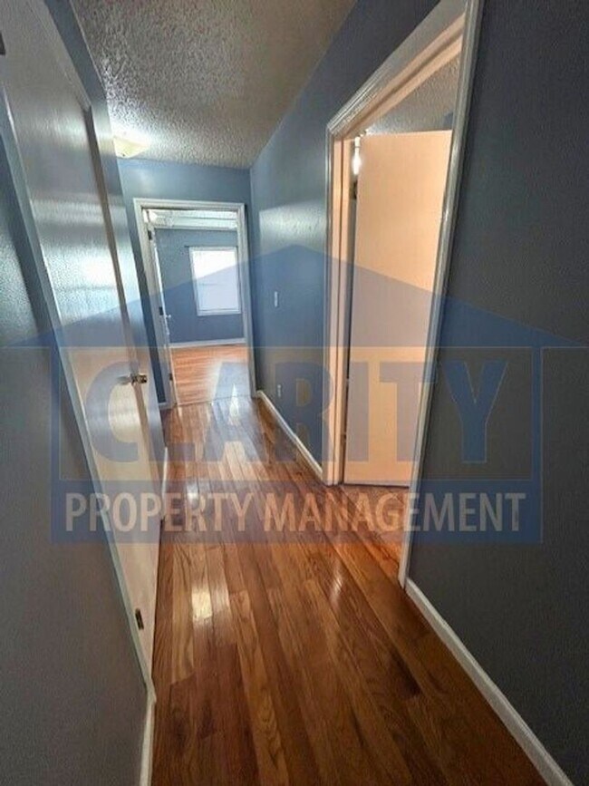 Building Photo - Spacious 3 bedroom, 2 bath home