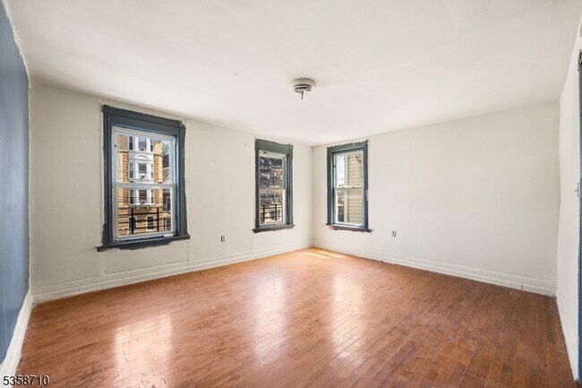 Primary Photo - 416 Summer Ave
