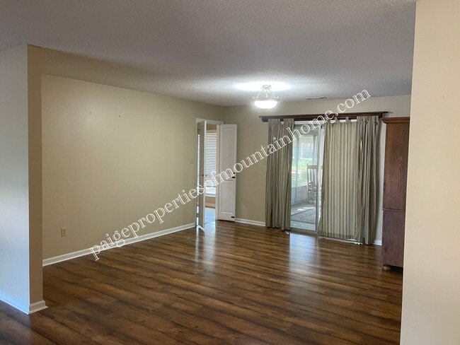 Building Photo - RANCH STYLE HOME