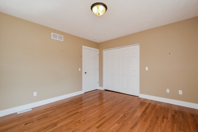 Building Photo - 422 Cadwell Ave NW