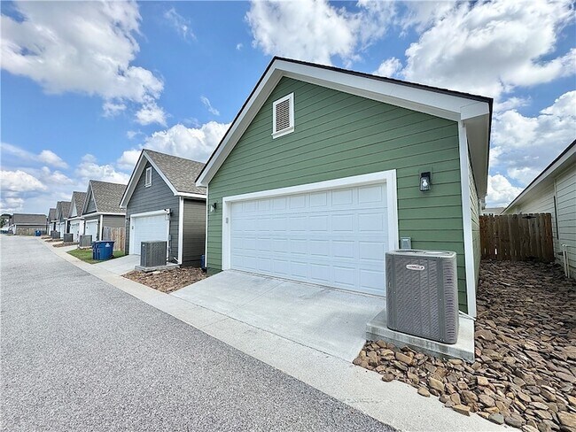 Building Photo - 821 NE Hts Ln