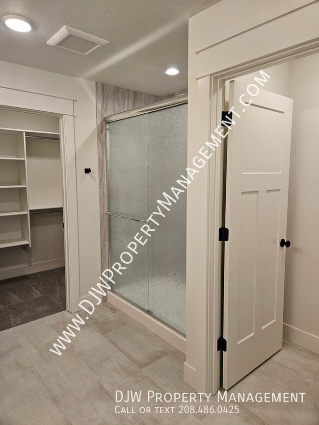 Building Photo - 1332 N Meadowglen Ave